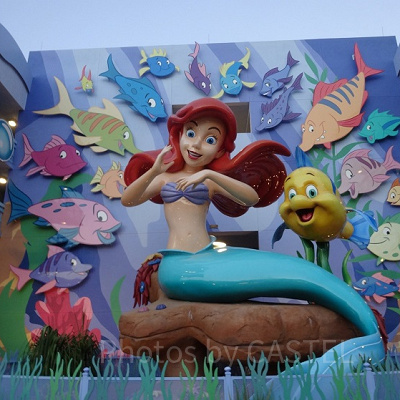 アートオブアニメーションホテルのフォトジェニックなアリエル。