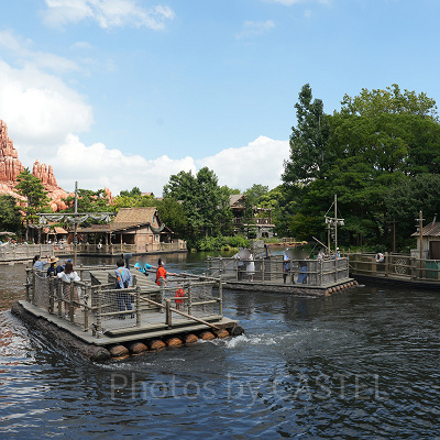 ウォークスルータイプのアトラクションで遊ぶ