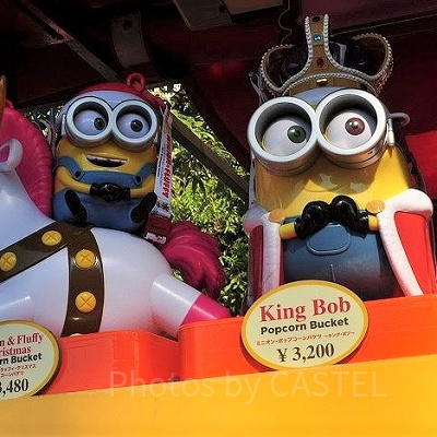 ポップコーンバケツ/左がミニオン＆フラッフィ（クリスマスバージョン）、右がキング・ボブ