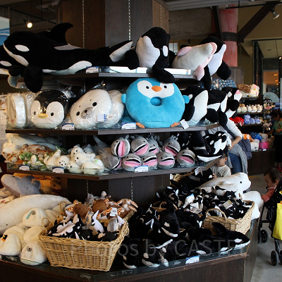 定番おみやげ、ぬいぐるみもやっぱりシャチが人気