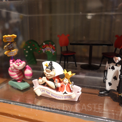 クイーン・オブ・ハートのバンケットホールのミニチュアフィギュア
