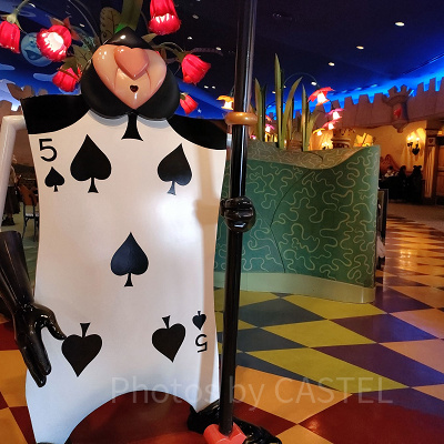 クイーン・オブ・ハートのバンケットホール：トランプ兵