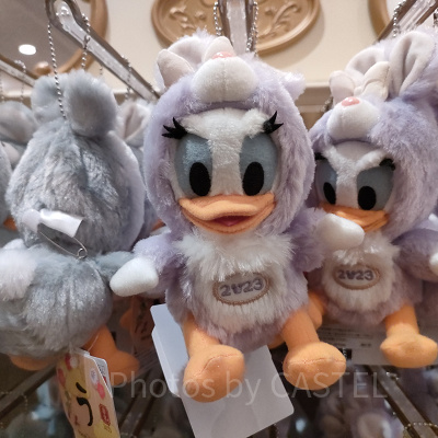 ディズニーお正月グッズ：うさぎデイジーぬいぐるみバッジ