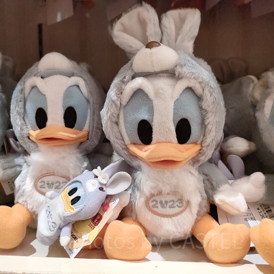 ディズニーお正月グッズ：うさぎドナルドぬいぐるみ