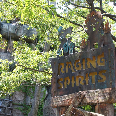 レイジング・スピリッツのアトラクション入り口