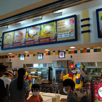 マスク姿のレストランクルー