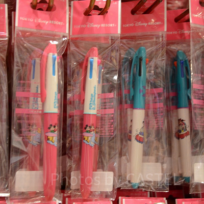 レトロデザインの多色ペン