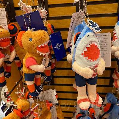 (右)サメ人間マスコットキーチェーン