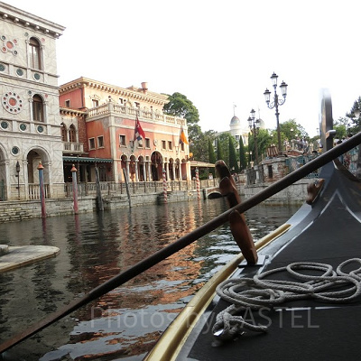 ゴンドラから見える左側のオレンジの建物、リストランテ・ディ・カナレット