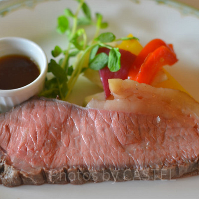 S.Sコロンビア号ダイニングルームのコースのローストビーフ。 高級感があって最高の味です！