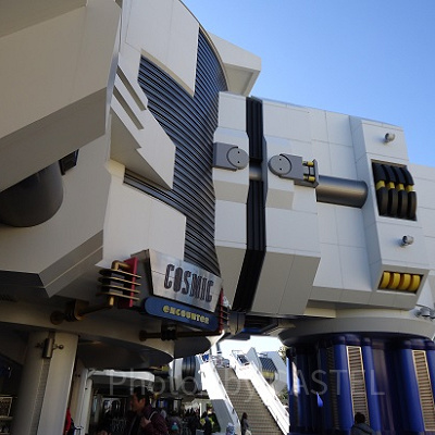 トゥモローランドに現れるロボット宇宙飛行士のショー