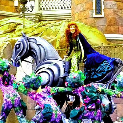 馬に乗ってステージを端から端まで走り回ります