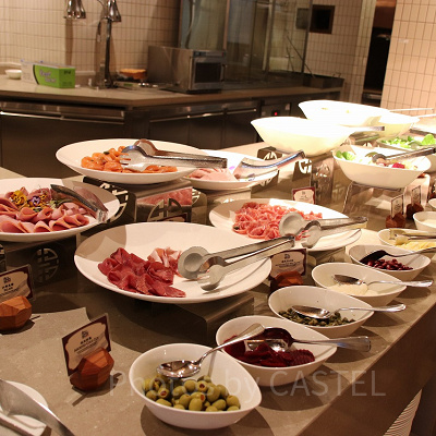 サラダと冷菜コーナー