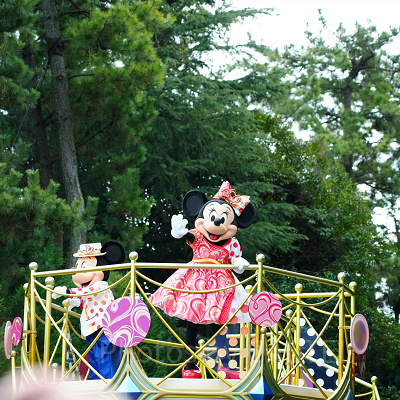 両パークで同じイベントが？！「ミニー、ウィー・ラブ・ユー！」