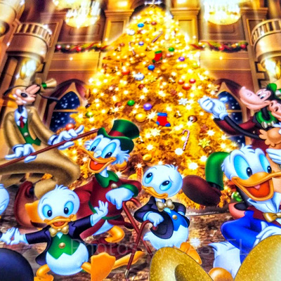 クリスマスにみんなと楽しむスクルージ（中央）