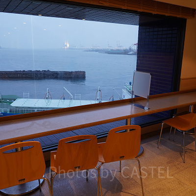 cafe R.O.Fの海が見える席