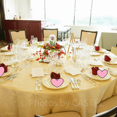 サンセットの当日設営。美女と野獣テーマのバラが中心に置かれています。