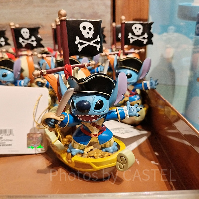 上海ディズニーカリブの海賊グッズ：海賊船＆スティッチフィギュア