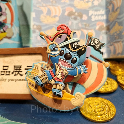 上海ディズニーカリブの海賊グッズ：海賊船＆スティッチピンバッジ