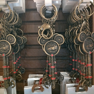 上海ディズニーカリブの海賊グッズ：トレジャーコーブの鍵型キーチェーン