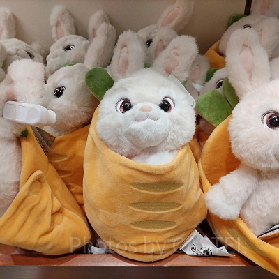 上海ディズニーズートピアグッズ：にんじんに包まれたベビーうさぎ