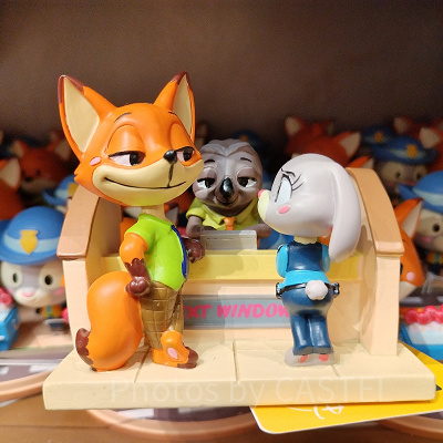 上海ディズニーズートピアグッズ：ニック＆ジュディ＆フラッシュのフィギュアスタンド