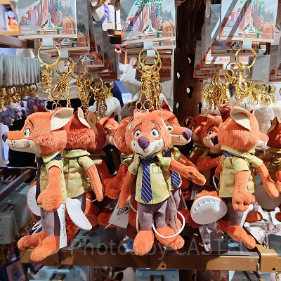 上海ディズニーズートピアグッズ：ニックの警官ぬいぐるみキーチェーン