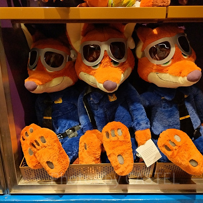 上海ディズニーズートピアグッズ：ニックの警官ぬいぐるみ(L)