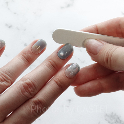 ネイルファイルで形を整える