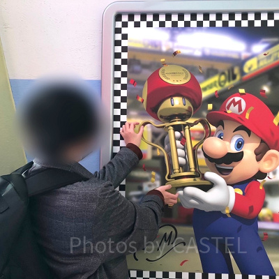 マリオといっしょにトロフィーを持っている風に撮影