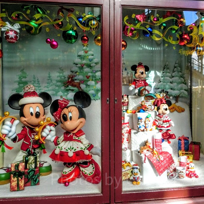 ワールドバザール内ショップのショーウィンドウ