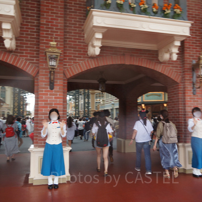 キャストさんに声をかけてシールをもらおう！