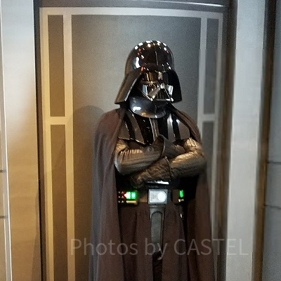 仁王立ちでお出迎えしてくださるベイダー卿。思わず跪きたくなります。