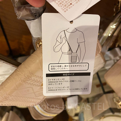 スヌーピーのイヤフォンポーチ付きスマートフォンショルダー