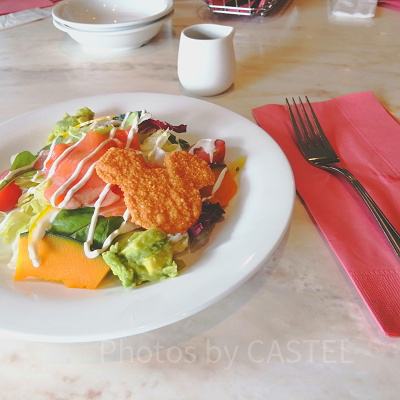 スモークサーモントラウトとアボカドのサラダ