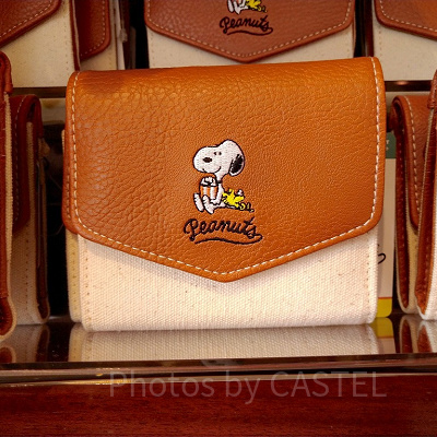 スヌーピーの二つ折り財布