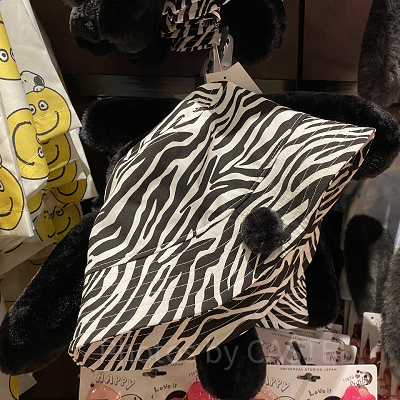 スヌーピーのゼブラ柄バケットハット