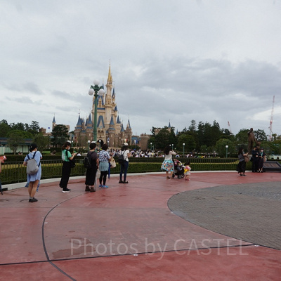 シンデレラ城前の写真撮影時にもソーシャルディスタンス