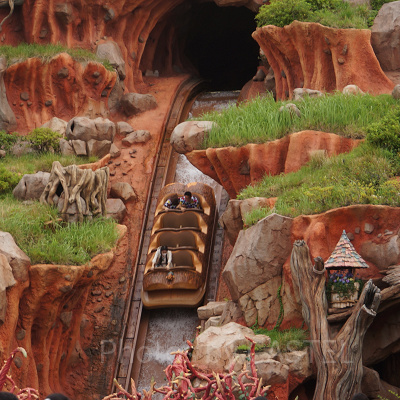 ソーシャルディスタンスのスプラッシュマウンテン