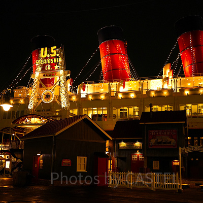 夜のS.S.コロンビア・ダイニングルーム