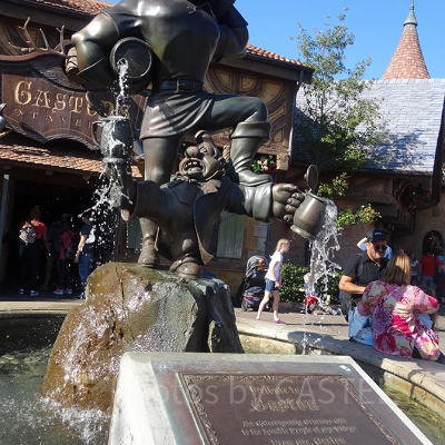 ガストンの像。ドヤ顔が原作そのまま。