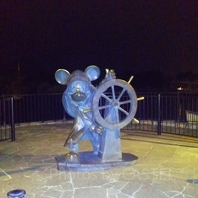 舵取りミッキーの像