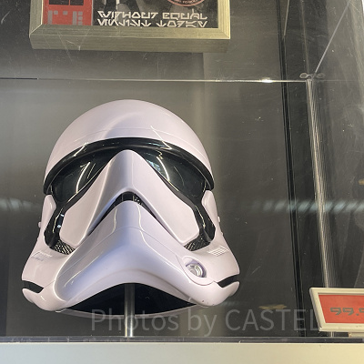 ストームトルーパーのマスクなどが並びます