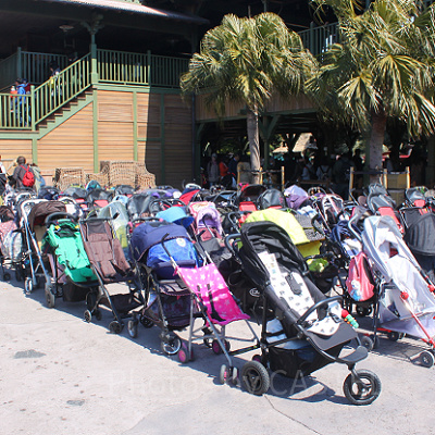 ずらりと並ぶベビーカー
