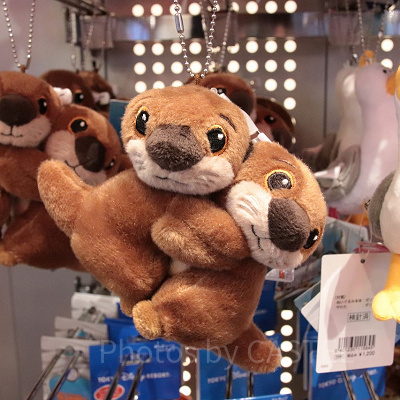 ラッコのぬいぐるみバッジ