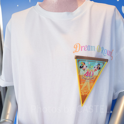 ガーランドを胸元につけた様子