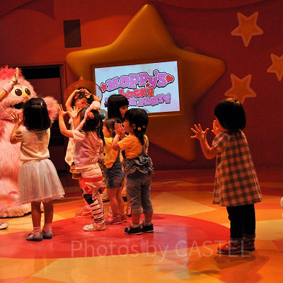 キャラクターのショーが運営できるように見守るのもユニババイトの仕事（写真の右端）