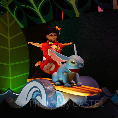 リロとスティッチしているサーフィン