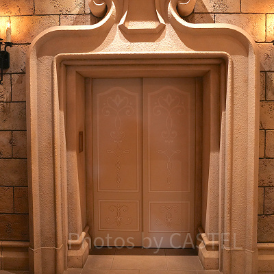 エレベーターに乗って城内へ！ シンデレラのフェアリーテイルホール