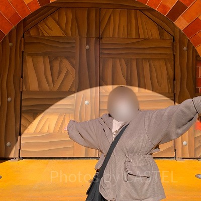 大きな半円型の装飾前で撮影